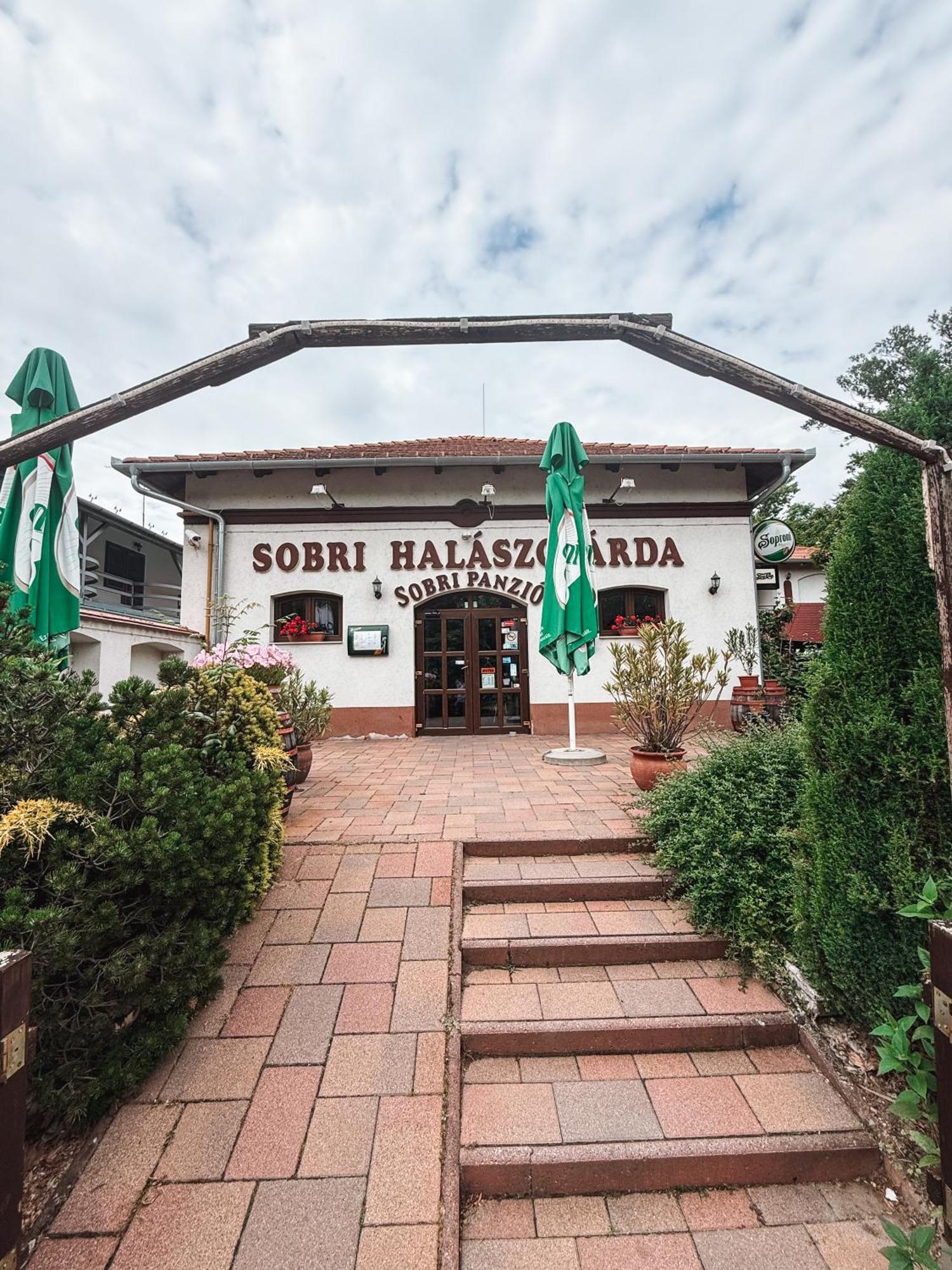 Sobri Halaszcsarda Es Panzio Baja Eksteriør bilde
